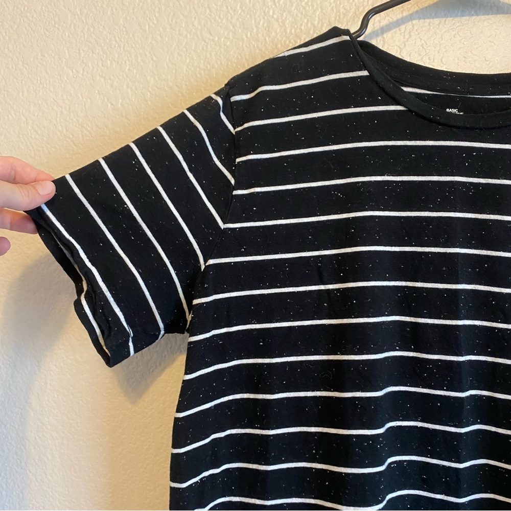 H&M XL Black and White Striped and Textured tshirt - Picture 3 of 4